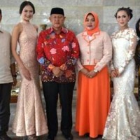Bupati Kuningan berfoto bersama dengan 2 putri Kuningan yang akan mengikuti Miss Eart di Jakarta.